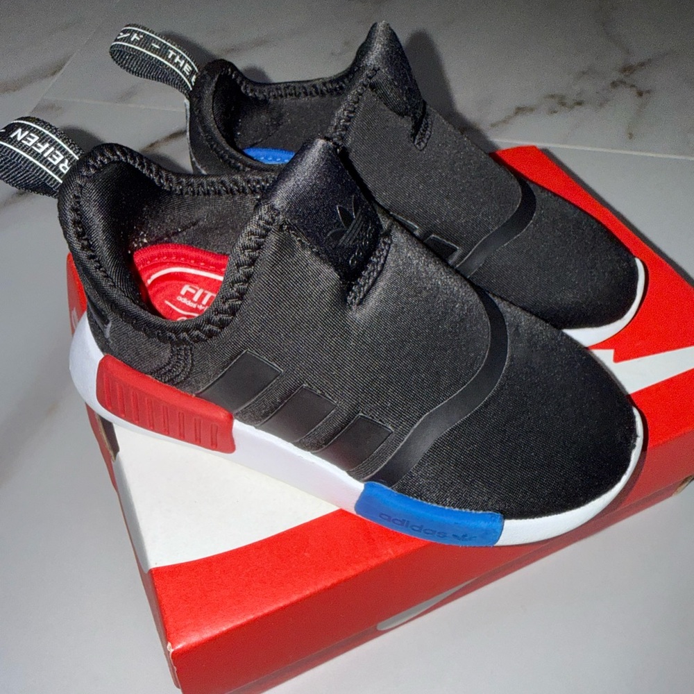 Adidas✨ Kids Black Sneakers ✨